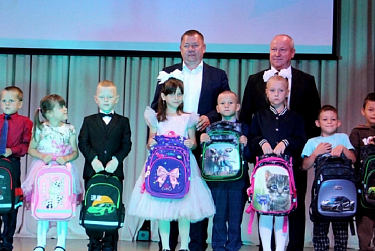 Депутаты помогают в подготовке детей к школе